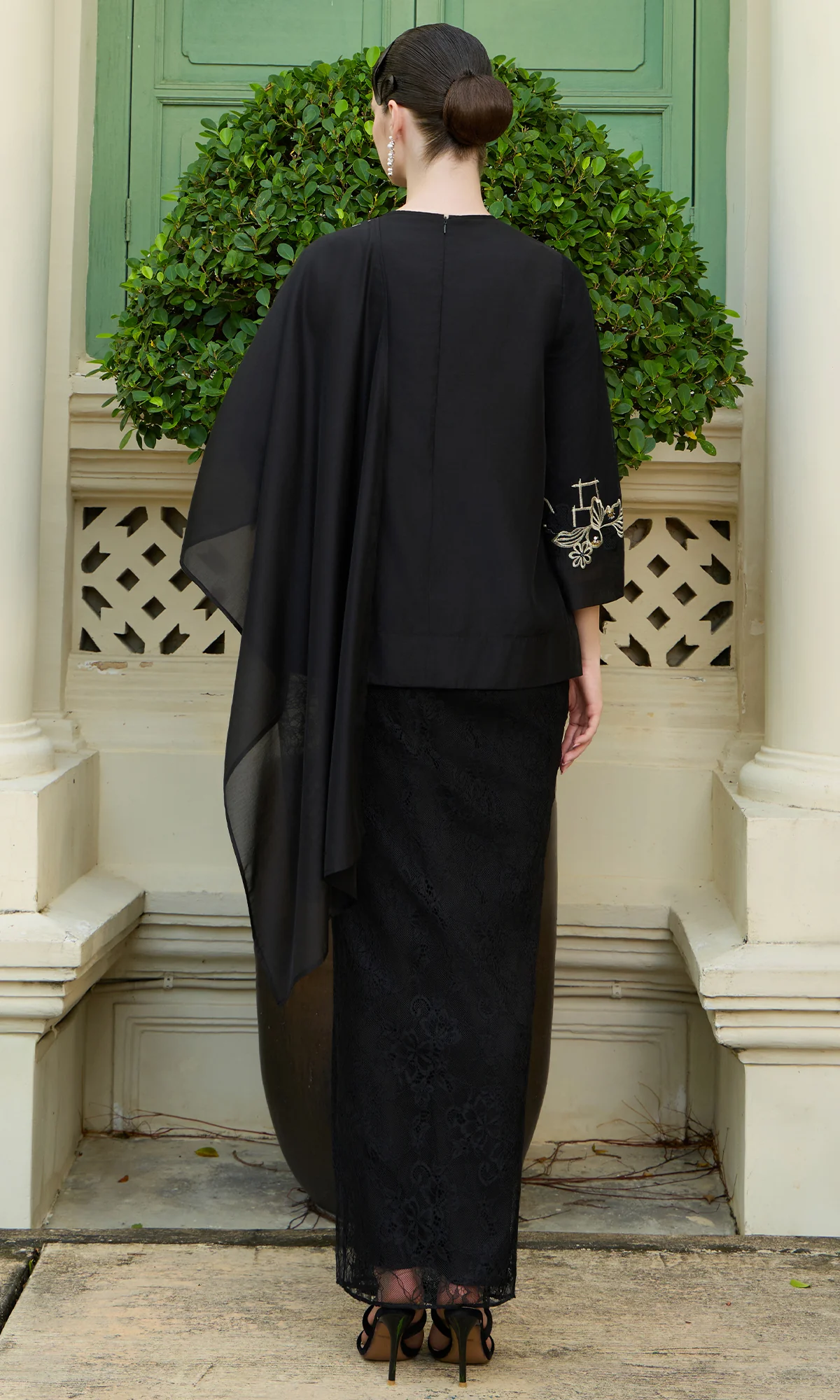 Loriva Kurung in Black Gold - Image 4